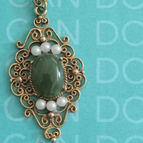 Pendant Necklace with Faux pearls and gold tones has a Jade colored stone - Picture 4 of 5